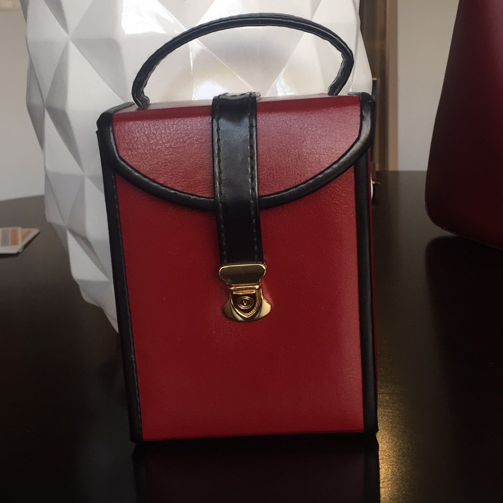 Small leather holder to travel with jewelry